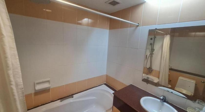 Western Grand Hotel Ratchaburi Ban Bang Kra Екстериор снимка